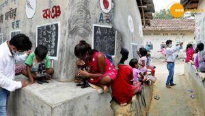 Read more about the article THE STREET TEACHER: गांव के दीवारों पर BLACKBOARD बनाकर पढ़ाने वाले शिक्षक की अनूठी कहानी!