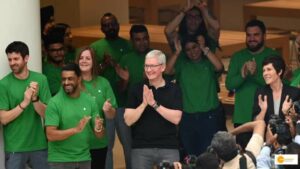 Read more about the article Apple Saket: CEO Tim Cook officially opens the doors to the Delhi store