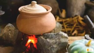 Read more about the article मिट्टी के बर्तन में खाने से हेल्दी रहेगा आपका हार्ट और लीवर, खाने में पोषक तत्वों को रखता है सुरक्षित!