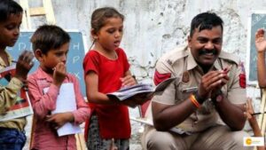 Read more about the article UP Police के एक सिपाही हजारों गरीब बच्चों को मुफ्त में दे रहे हैं शिक्षा, इस पहल के लिए DIG से हो चुके हैं सम्मानित