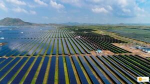 Read more about the article दुनिया का सबसे बड़ा सोलर पार्क राजस्थान में, रोबोट करते हैं देखरेख, 22 लाख घरों को इससे मिलती है रोशनी!