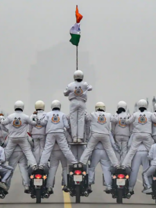 Read more about the article जानें क्यों गणतंत्र दिवस पर Royal Enfield बाइक्स से ही स्टंट करते हैं ?