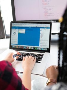 Read more about the article 10 Free Online Courses Every Student Should Take in 2024