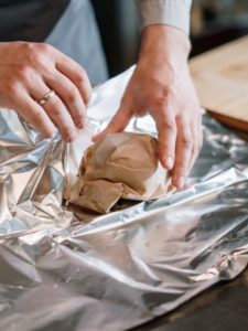 Read more about the article एल्यूमीनियम फॉयल यूज करने का सही तरीका जानते हैं आप?