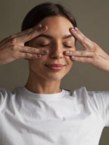 Read more about the article फेस योगा: त्वचा की देखभाल के 8 आसान उपाय