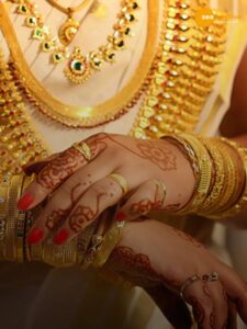 Read more about the article सोने के गहने खरीद रहे हैं? रखें इन 3 बातों का ध्यान