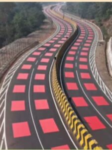 Read more about the article मध्य प्रदेश हाईवे पर लाल मार्किंग्स का प्रयोग: दुर्घटना रोकने की नई पहल