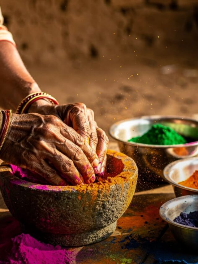 होली 2026: बस्तर की महिलाएं पालक, चुकंदर और पलाश के फूलों से बना रहीं हर्बल गुलाल
