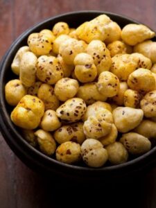 Read more about the article 8 Healthy Low-Calorie Snacks You Can Eat at Night Without Guilt