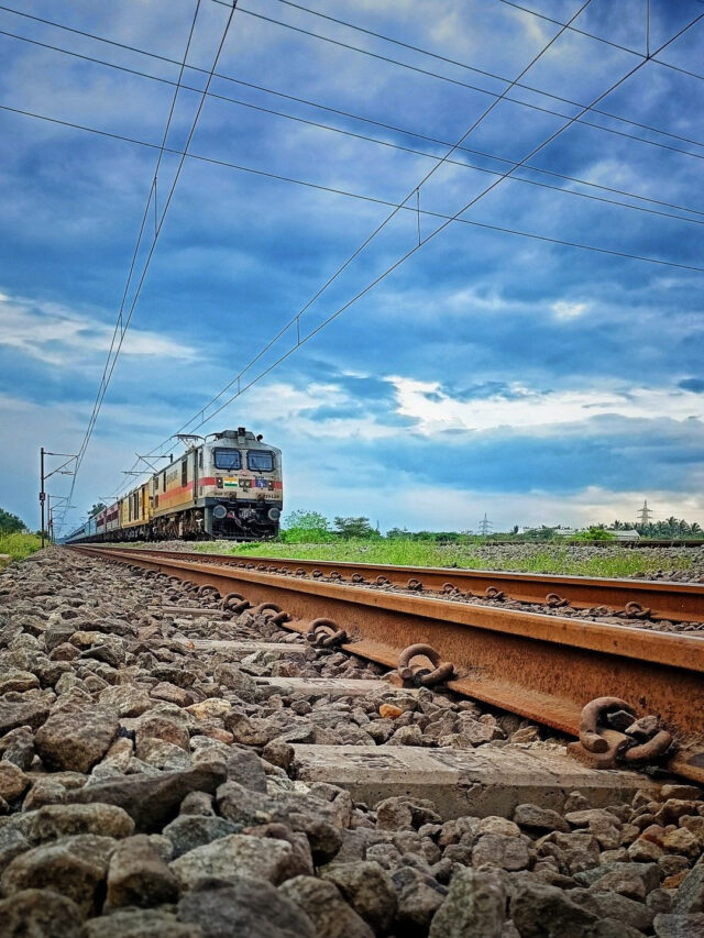 ट्रेन की पटरी पर पत्थर क्यों होते हैं, मेट्रो में क्यों नहीं?
